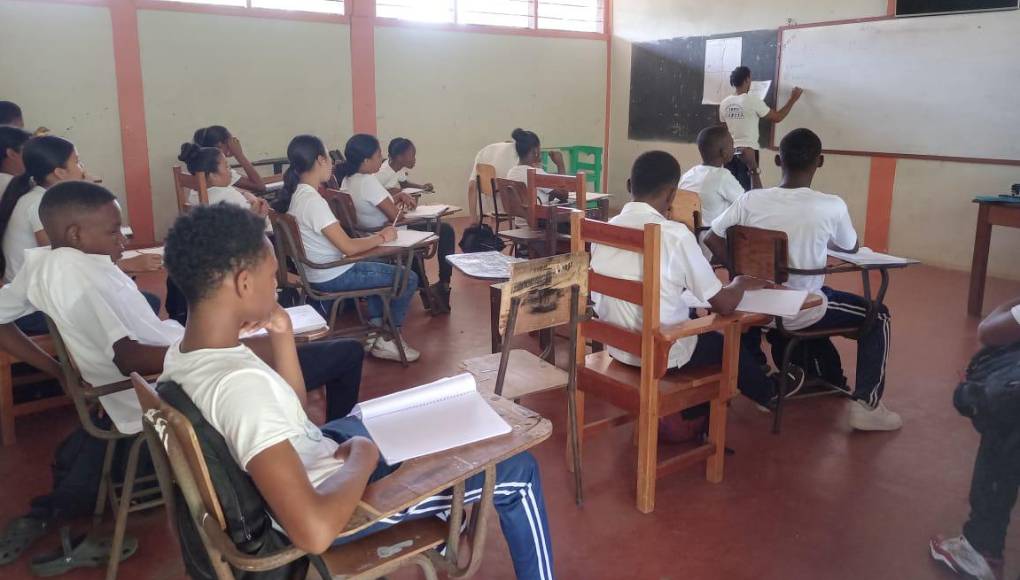 La enseñanza se da en español; sin embargo, hay otras áreas en donde el docente y alumno interactúan en sus lenguas nativas: misquito y garífuna, e incluso para aclarar conceptos o términos desconocidos. 