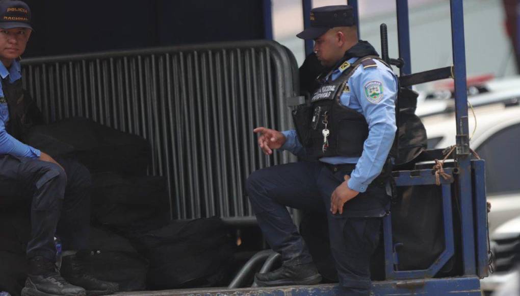 Elementos de la Policía Nacional están atentos para darle seguridad a los aficionados.