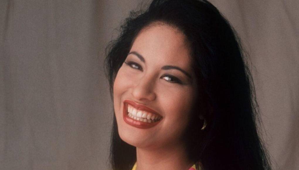 Selena Quintanilla cuenta con su propio Día Festivo en Estados Unidos. Tras el deceso de la texana, miles de admiradores se dieron cita en su residencia en Texas para dejar veladoras y flores con el objetivo de honrar su memoria. El entonces gobernador de Texas, George W. Bush, decretó el 16 de abril como el Día de Selena en el estado.