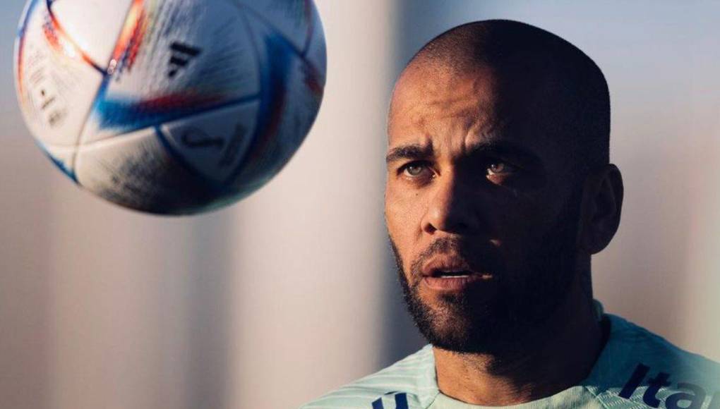 Alves, quien el 22 de febrero fue condenado a cuatro años y medio de prisión por la violación de una joven en un boliche en Barcelona el pasado 30 de diciembre de 2022, pasó 14 meses detenido antes de recibir la libertad condicional, a la espera de que la sentencia sea firme.