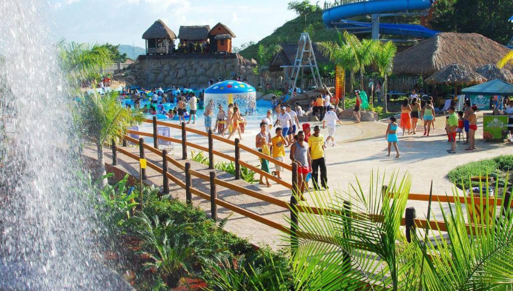 Eco Water Park Zizima abrió sus puertas el 5 de junio del 2007 y desde su apertura se convirtió en un fenómeno en San Pedro Sula, especialmente durante la Semana Santa y es por eso que a pocos días para la celebración recordamos el balneario y te contamos el misterio tras su repentino cierre de operaciones. 
