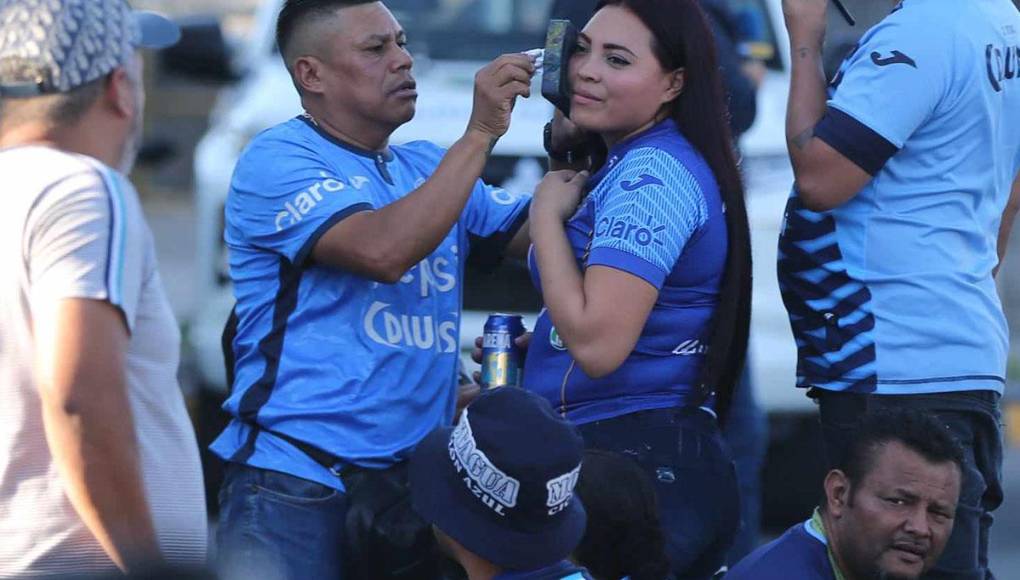 Una aficionada decidió pintarse el rostro.