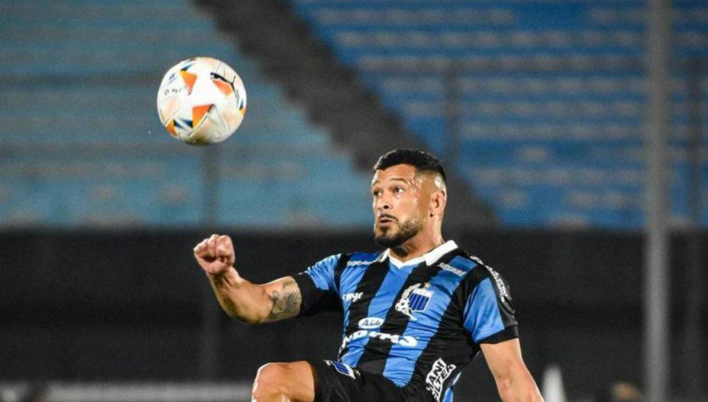 Futbolista intentó bajarle la novia a su compañero y el club reacciona