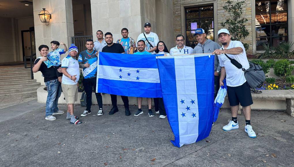 ¡Tremendo ambiente! Los aficionados catrachos se lucieron en Dallas y llevaron a cabo este viernes un histórico banderazo en tierras estadounidenses.