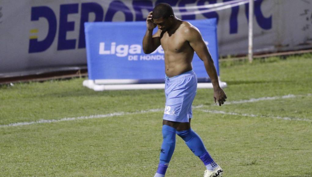 Buba López se marchó molesto y consciente de que se equivocó al reaccionar con una patada sobre Roberto Moreira.