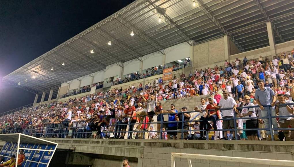 El Estadio Emilio Williams de Choluteca acogió una tremenda cantidad de aficionados en el choque entre Lobos y Leones.