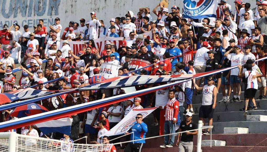 A la ciudad de La Ceiba llegó el Olimpia para enfrentar al Victoria y la barra Ultra Fiel se hizo presente. 