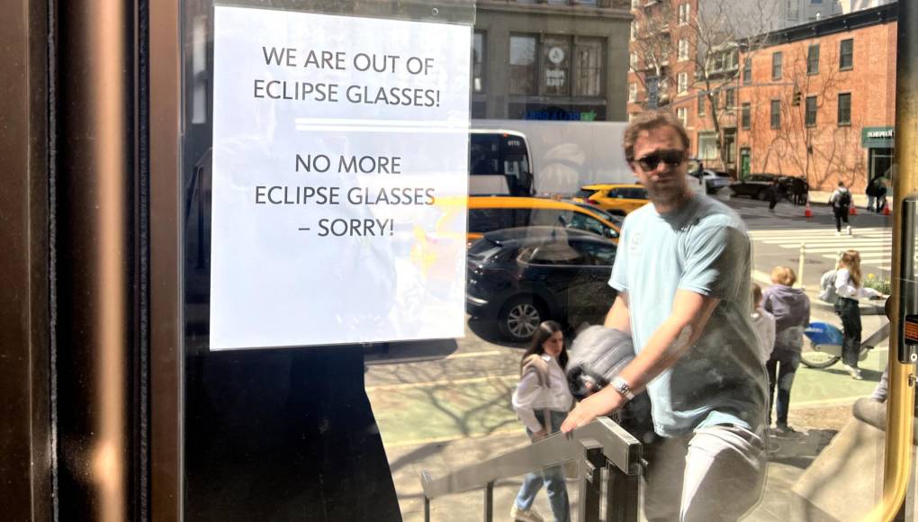 Mientras que en Nueva York las gafas especiales para observar el eclipse se agotaron. 