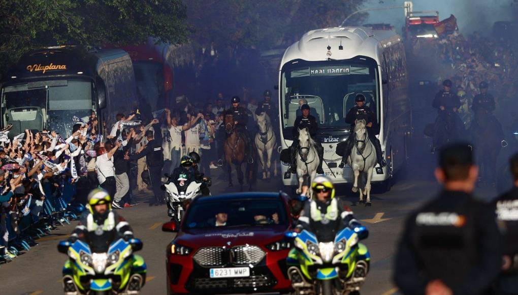 Además, se repartieron cartulinas con los colores blanco, amarillo y morado, que coinciden en el escudo del Real Madrid, por todo el estadio y que los aficionados alzaron tras el himno del club y antes de que sonara el de la Liga de Campeones.