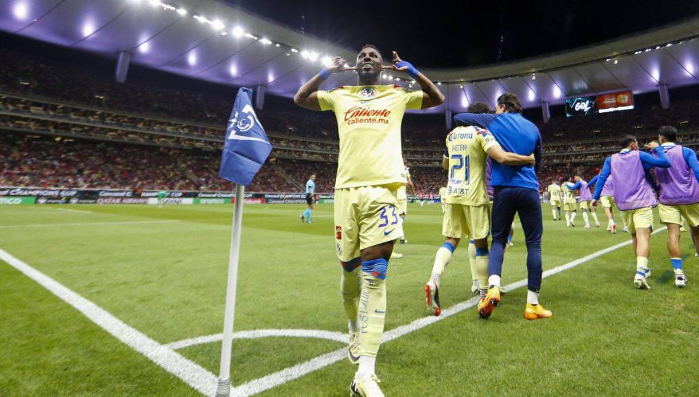 En la grabación se escucha a seguidores de las Chivas lanzando insultos al jugador americanista y llamando “pu.. mono”. 