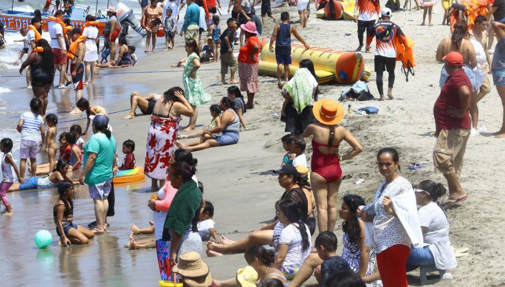 Centenares de hondureños abarratoraron este domingo 17 de marzo las playas municipales de Tela, en vísperas a la Semana Santa.