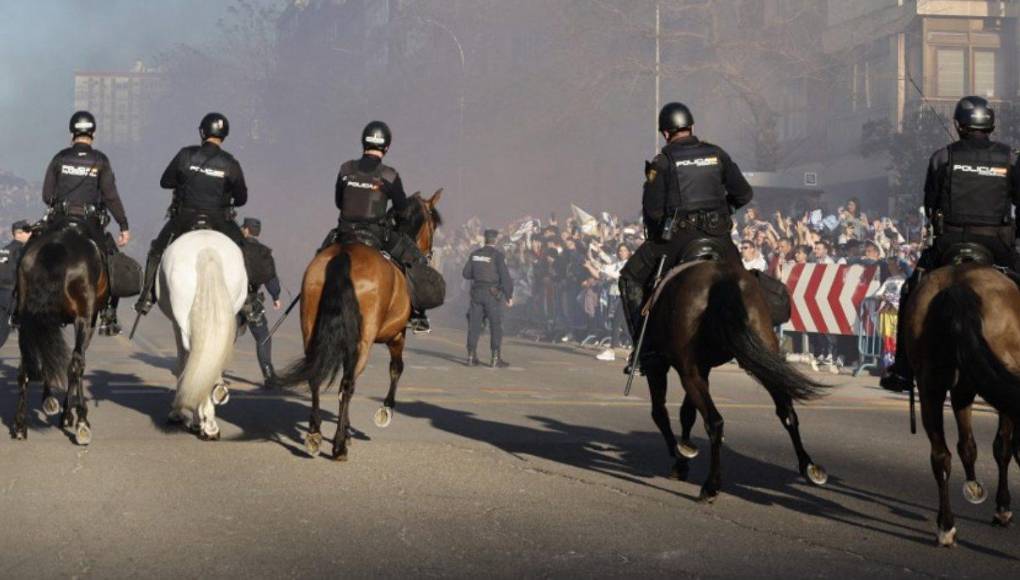 El nivel de alerta de atentado en España es actualmente de 4 sobre una escala máxima de 5. En este contexto, todos los sistemas de alerta y de protección están activados, y las fuerzas de seguridad están listas para intervenir, según el Ministerio del Interior. 