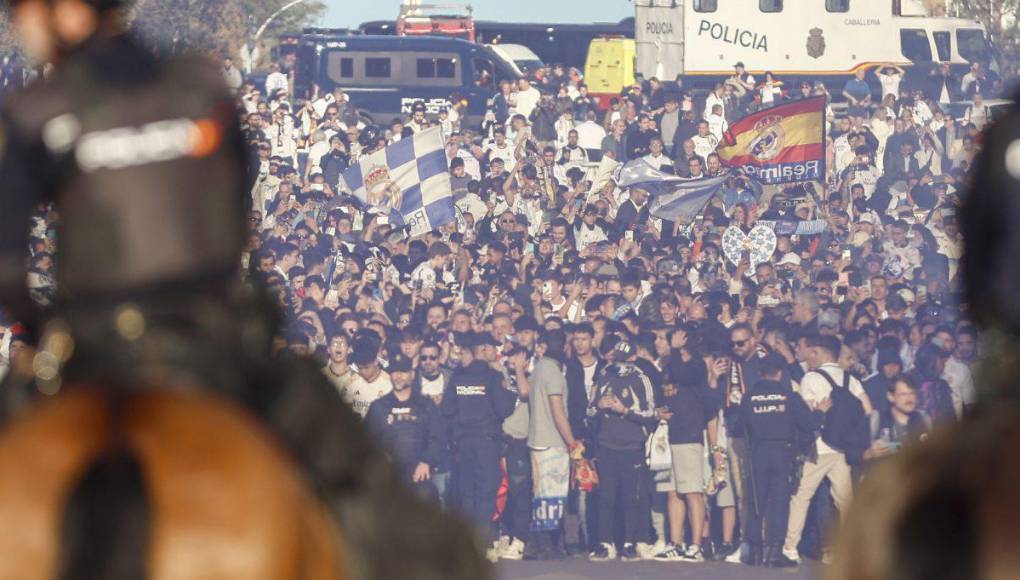 Los aficionados del Real Madrid montaron una fiesta en las calles.