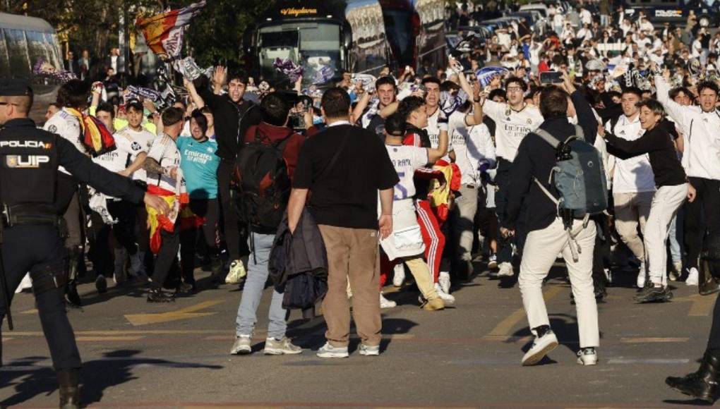 Aficionados del Real Madrid montaron una fiesta para recibir al equipo blanco antes de que llegara al estadio Santiago Bernabéu.