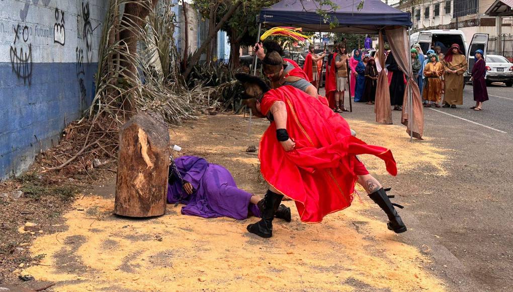 Caída por tercera vez: Contempla su agotamiento extremo. Despojo de sus vestiduras: Reflexiona sobre su humillación y desnudez. Clavado en la cruz: Imagina el dolor insoportable que sufrió. 