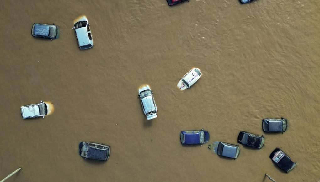 El gobernador de Rio Grande do Sul, Eduardo Leite, dijo en una rueda de prensa que la región atraviesa un “momento crítico” y advirtió del riesgo que puede suponer regresar a casas en zonas de riesgo de deslizamientos de tierra o vulnerables a inundaciones.