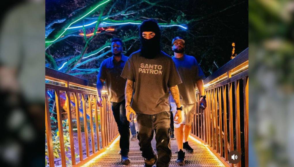 Arcángel posteó varias fotografías de su paseo y sus fanáticos no dudaron en darle la bienvenida al país cinco estrellas. 