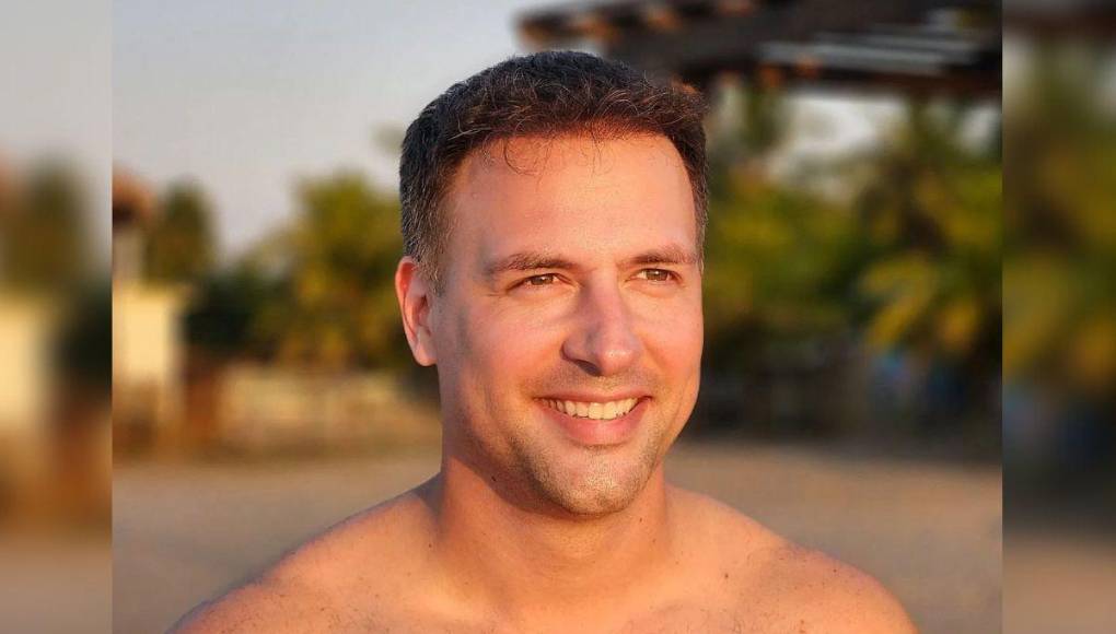 Por su carisma y evidente atractivo físico se ha convertido en uno de los rostros más reconocidos y guapos de la televisión nacional. 