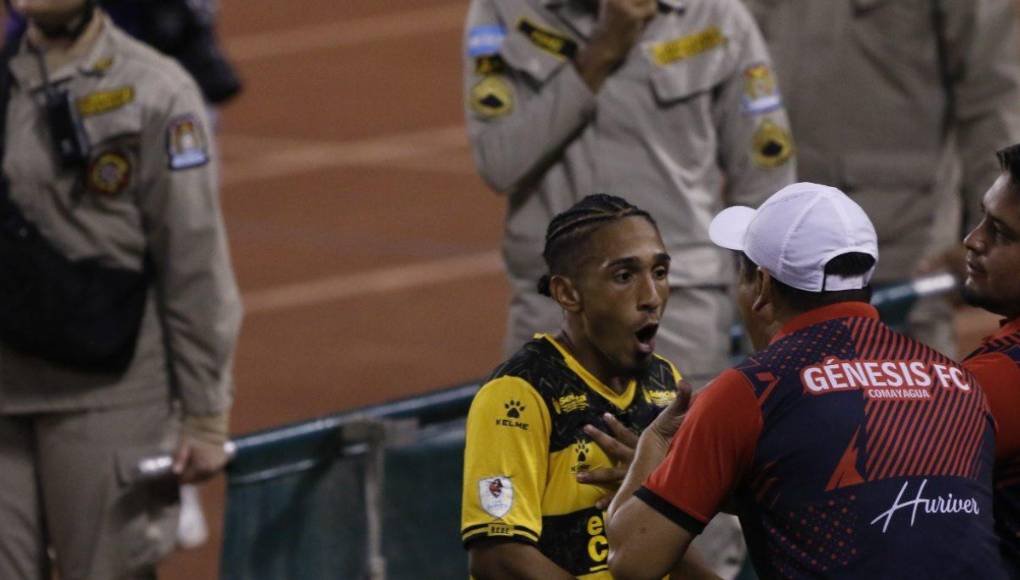 El brasileño Kennedy Rocha y Tilguath en el momento del zafarrancho.