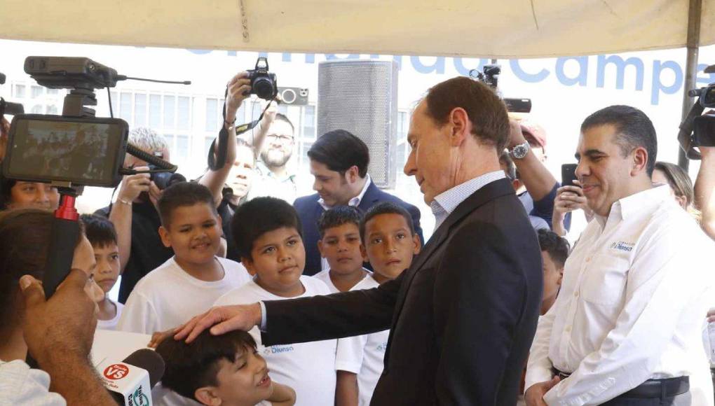 Uno de los niños con los que compartió Emilio Butragueño. 