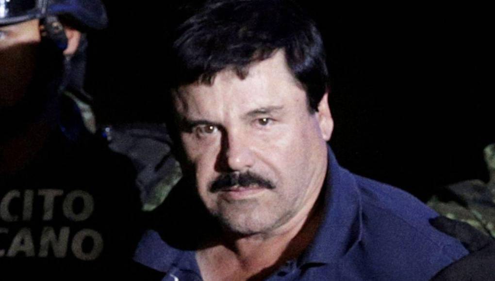 “Él dice que sale solamente unas horas al patio; está encerrado todo el tiempo y que la única distracción que tiene es la televisión”, dijo la corresponsal especial de Telemundo Azucena Cierco, quien entrevistó a la abogada de “El Chapo”.