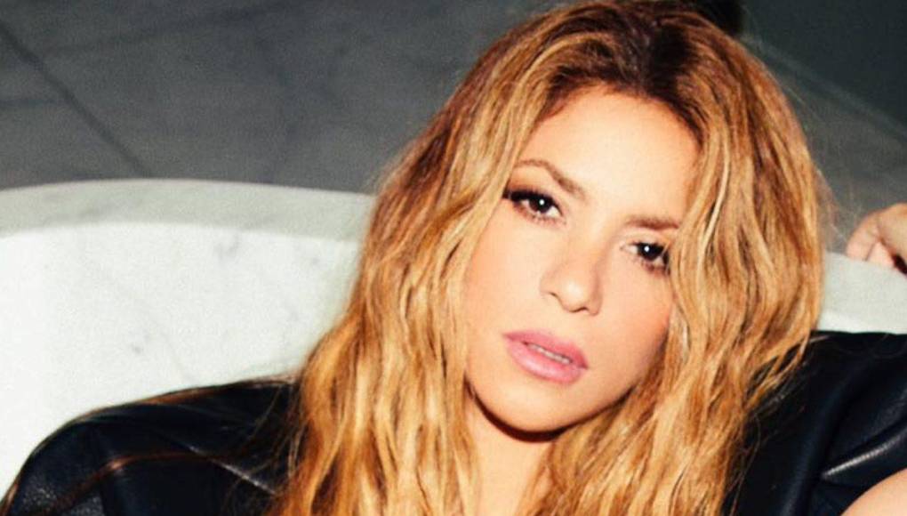 Suenan rumores de romance para Shakira, quien podría haber rehecho su vida tras su mediática separación del exfutbolista Gerard Piqué, con quien tiene dos hijos en común y a quien en sus canciones de venganza y despecho acusó de haberle sido infiel y señaló directamente a la catalana Clara Chía.