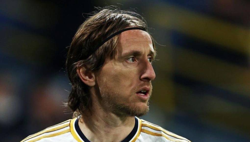 Luka Modric quiere seguir en el Real Madrid, pero en el club blanco no tienen planeado renovarle e inclusive le han ofrecido ser asistente de Ancelotti. El volante croata desea continuar como futbolista. 