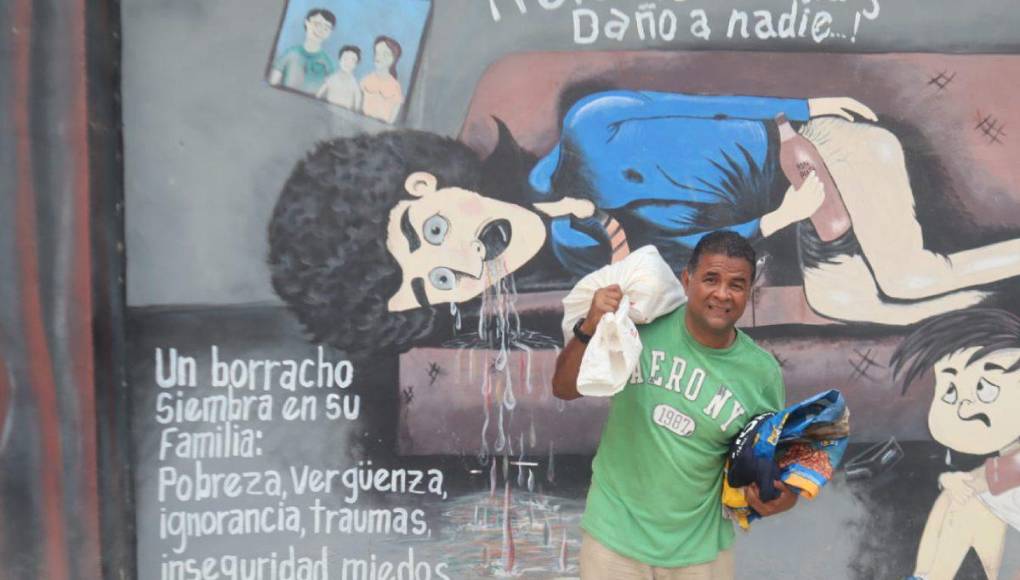 “Vengo de una situación difícil, una mujer de la calle en Barrio Inglés en La Ceiba casi me mata, vi la muerte. Después de todo una negrita me lanzó dos turuncas que si me las hubiera pegado no estuviera contando esta historia. Estoy vivo de milagro. No quiero morir así”, nos comentó Alexis Duarte.