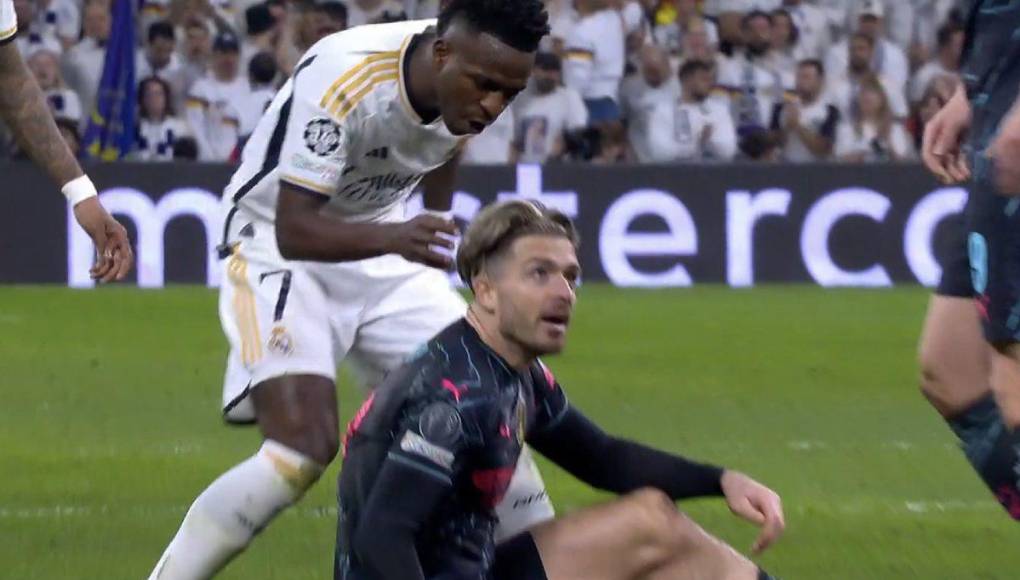Un momento curioso se dio cuando Vinicius le reclamó a Grealish por andar simulando una falta.