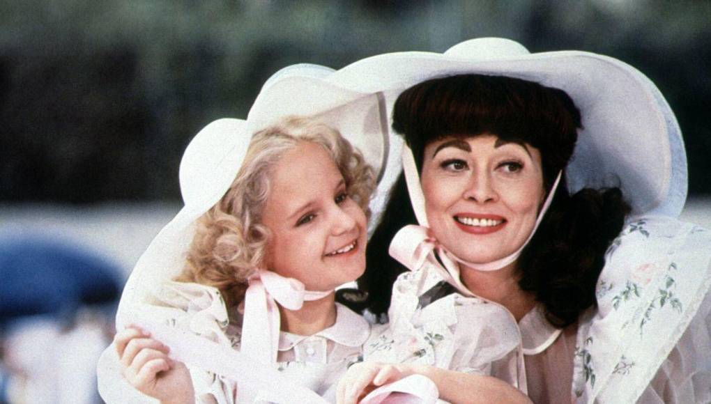 Ella misma en el documental considera que su caída comenzó con ‘Queridísima mamá’ (1981), en la que interpretó a otra diva complicada, Joan Crawford. La actriz reflexiona sobre su lucha contra la bipolaridad que le diagnosticaron ya a edad adulta, o de la historia de su familia, así como sobre la intensidad con la que vivían sus personajes, lo que le pasó factura en su vida privada.