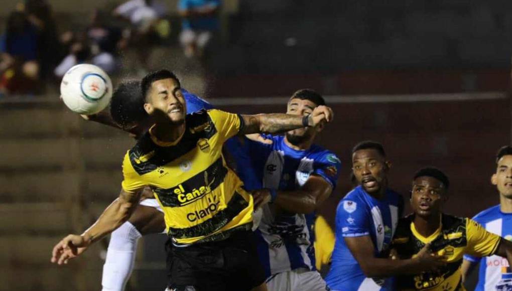 En La Ceiba, Victoria y Real España empataron 2-2 en un auténtico partidazo.