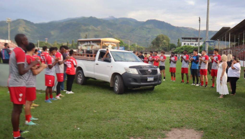 Los chicos de las reservas de la Real Sociedad despidieron a su entrenador en el estadio Francisco Martínez de Tocoa.