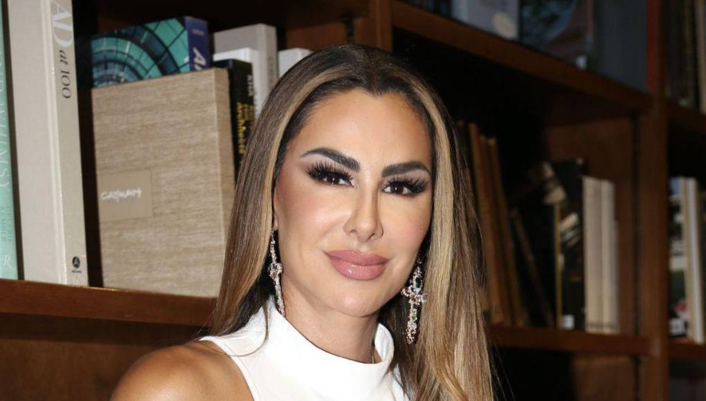 En medio de la controversia por las supuestas pruebas de que sí llegó al altar en Miami, Florida, la cantante Ninel Conde generó gran preocupación entre sus fans al aparecer en redes sociales con un “chichón” en la frente. Aunque de inmediato generó rumores al respecto, aclaró que todo fue resultado de un golpe que sufrió en la cabeza al desmayarse debido al intenso dolor que experimentó luego de tomare un té laxante.