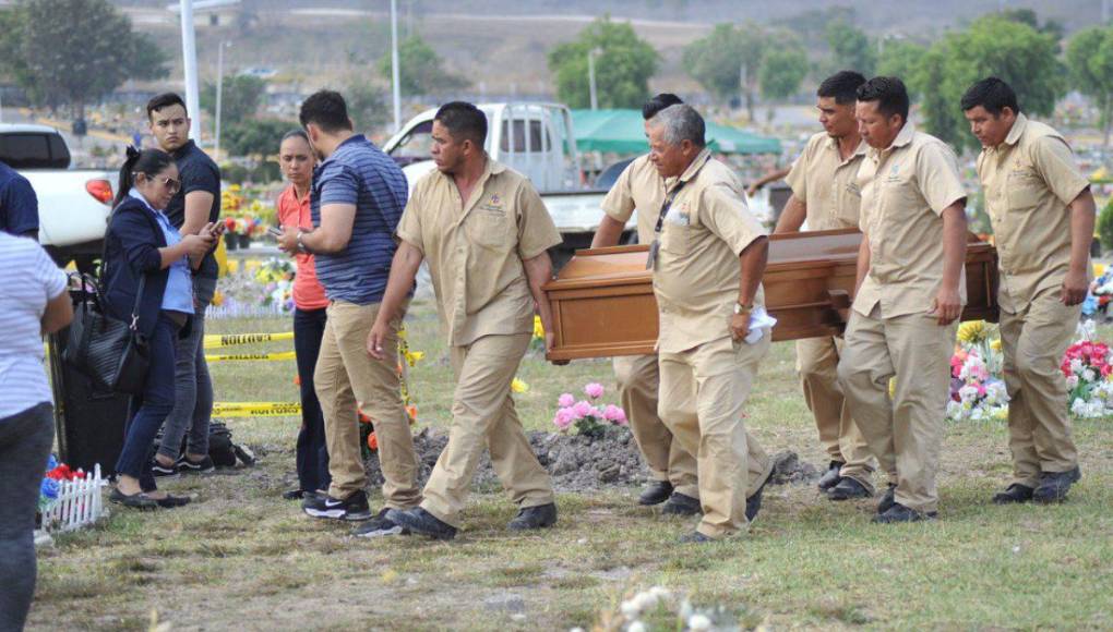 Madre e hijo fueron enterrados en un cementerio de la capital Tegucigalpa.