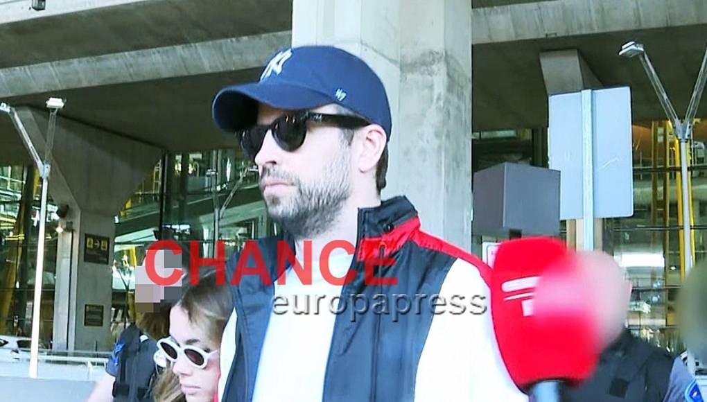 Un fotógrafo, una reportera y un cámara se veían impedidos por el personal de seguridad que, sin esperarlo, comenzaba a empujarles para evitar que siguieran captando el momento de la llegada de la mediática pareja.