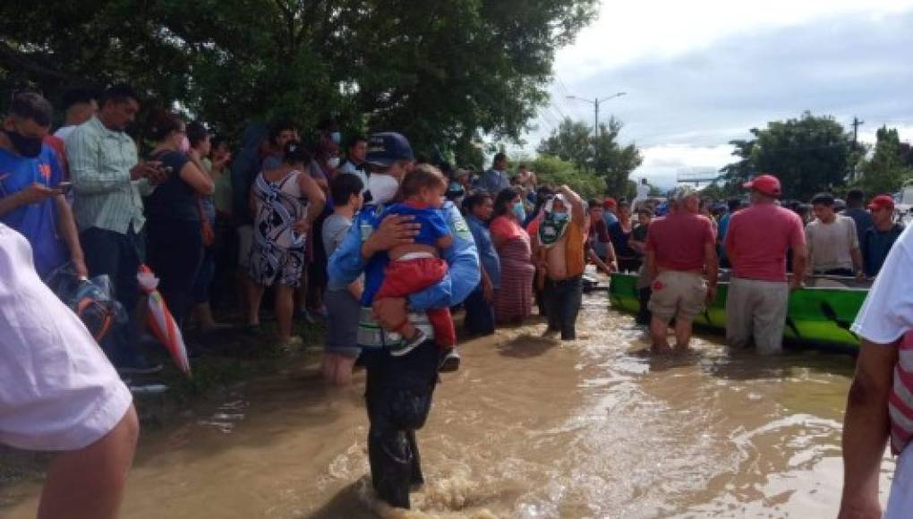 Envían equipos de rescate a zonas afectadas por inundaciones de Eta