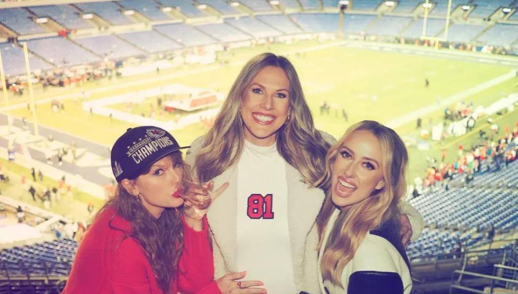 Ella comentó: ’¡Es tan emocionante! Me encanta porque, ya sabes, escucho todo el ruido negativo al respecto y pienso que esto es unir a los padres con sus hijas, como lo veo en los juegos. Conozco a muchas niñas en los juegos con sus papás. Y es como si esto uniera a las familias cuando los domingos eran el día en que los papás veían fútbol o iban al partido y ahora están en el aeropuerto trayendo a sus hijas o hijos con ellos’.