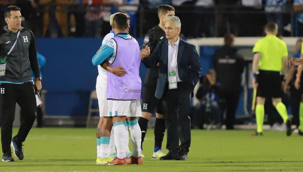 Reinaldo Rueda se metió al campo al final del partido y consoló a sus jugadores tras quedar fuera de la Copa América 2024.