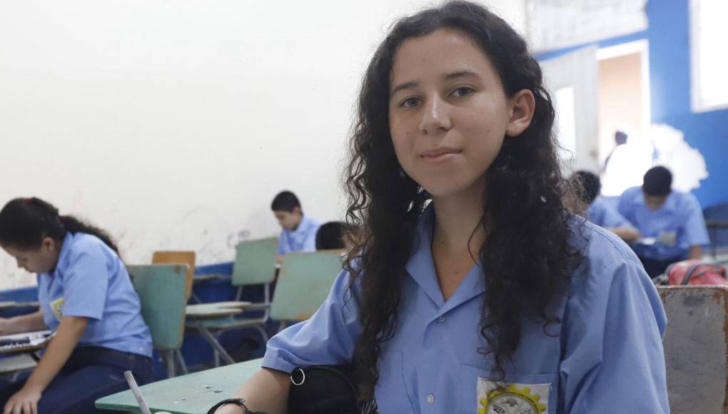 Stephany Nohemy Sabillón, de 15 años de edad y estudiante del tercer ciclo básico técnico y quien cuenta con un índice académico del 94% dijo a LA PRENSA que estar en la excelencia académica representa mucha dedicación y esfuerzo a sus estudios.