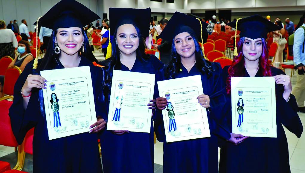 Katia Méndez y Daysi Talabera, Dalia Ramos y Yessica España obtuvieron su título de la carrera de Enfermería.
