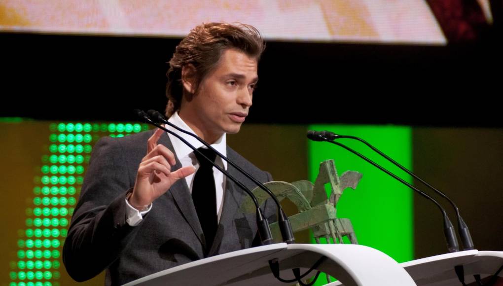 A punto de llegar en junio a los 30 años de carrera, este nuevo éxito le hace celebrarlo “con mucha alegría, porque cada vez que sacamos un single, una canción nueva, tenemos la expectativa de si conecta o no con el público”, y el éxito que, de nuevo, está logrando, lo califica de “algo súper loco”.