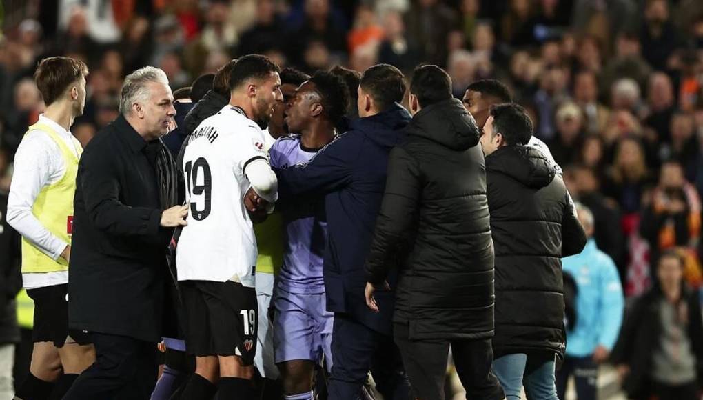 Tras esa polémica decisión de Gil Manzano, se armó una tremenda tangana con Vinicius como protagonista. El brasileño explotó en Mestalla.