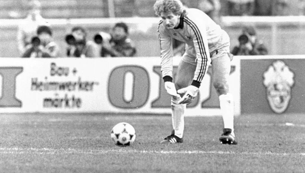 Eike Immel fue reconocido como uno de los mejores porteros de Europa; se graduó en la academia del Borussia Dortmund antes de convertirse en la primera opción del club con solo 17 años.