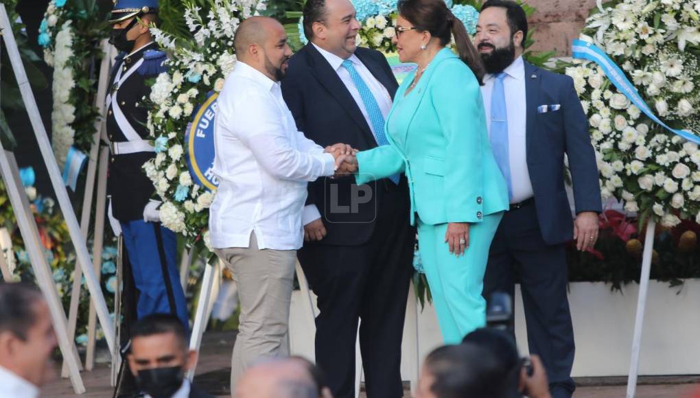 La mandataria hodnureña saludando al ministro de Educación, Daniel Sponda. 