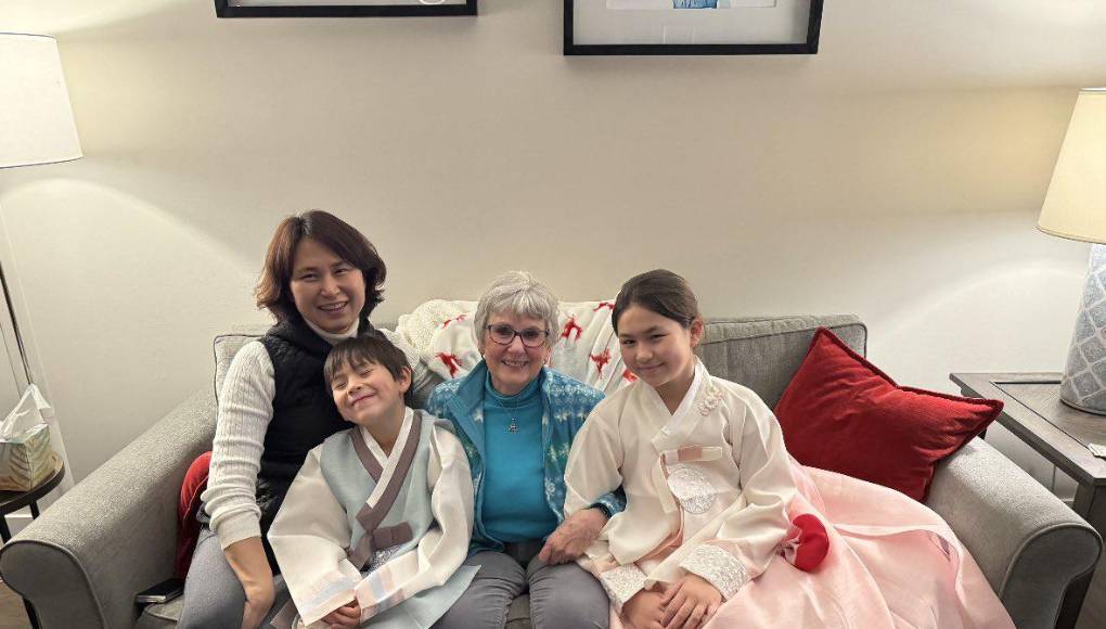 El profesor compartió en redes sociales varias imágenes de su familia a siete años de haberse viralizado.