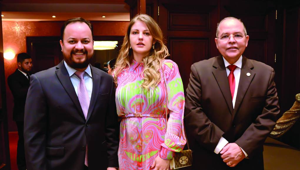 Nahúm y Svitlana Moreno junto a Sergio Erazo 