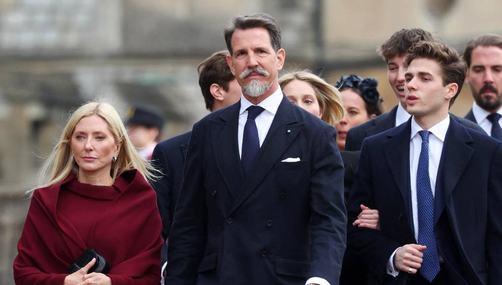 También acudieron miembros de las casas reales de Dinamarca, Países Bajos y Serbia, además del príncipe Kyril de Bulgaria y la reina Noor de Jordania, que entraron juntos.