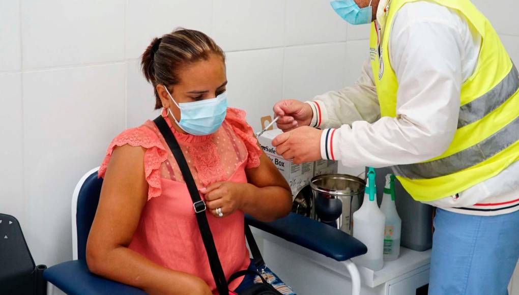 Vacunación contra el covid-19 se reanuda hoy en centros habilitados