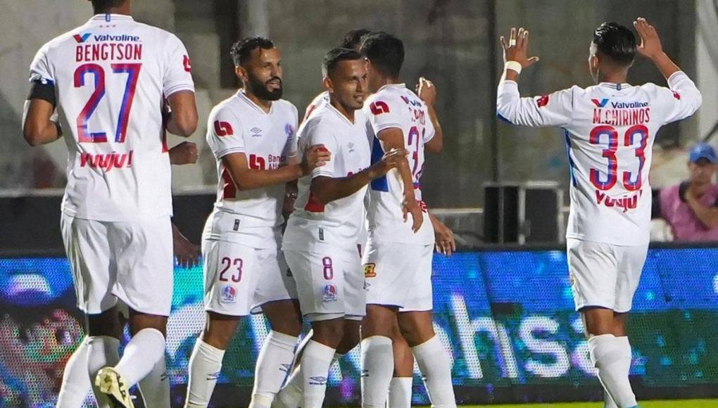 Edwin Rodríguez celebrando con sus compañeros el golazo que el marcó a los Lobos de la UPN.