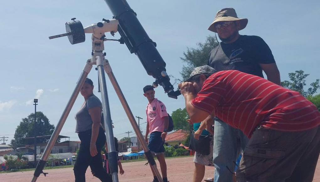 Los eclipses solares totales son particularmente importantes porque permiten a los científicos ver una parte de la atmósfera del Sol —conocida como la corona— que es demasiado tenue para ser vista, excepto cuando la luz brillante del Sol está bloqueada.